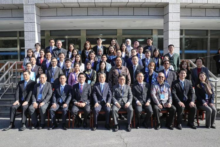 Nhưng tâm điểm của phong cách này là đôi giày với thiết kế khá lạ mắt.