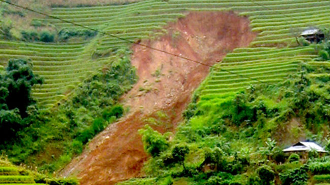 Vụ sạt lở kinh hoàng xảy ra tại khu vực khai thác mỏ của Công ty TNHH Thịnh Đạt, ở xã La Pán Tẩn, huyện Mù Cang Chải (Yên Bái). 20 người đi mót quặng đã bị chôn vùi do mưa lớn kéo dài, đất đá trên núi sạt xuống.