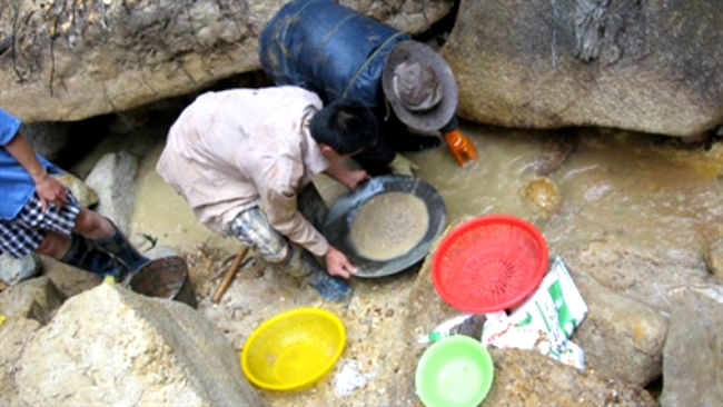 Mặc dù người dân La Pán Tẩn đã ký cam kết với chính quyền địa phương không đi mót quặng tại những khu vực nguy hiểm nhưng Shbet16 chơi game trực tuyến khó khăn, thiếu thốn, nhiều người bấp chấp nguy hiểm tính mạng nên xảy ra sự việc đau lòng như trên. (Đỗ Nguyễn)