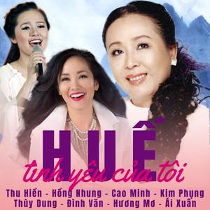 Chiếc váy được thiết kế đẹp mắt với hai màu vàng, trắng cùng những cách điệu hợp lý.
