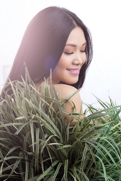   Thùy Dung khỏe vẻ đẹp quyến rũ của mình.