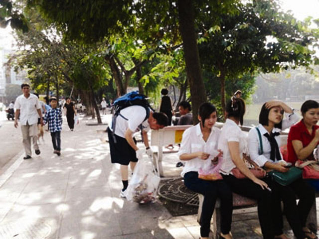 Ông Ninomiya - người Nhật Bản, giám đốc một công ty có trụ sở tại Hà Nội nhặt rác quanh hồ Gươm đã 1 năm nay. Một tay cầm túi nilon, tay kia một cái kẹp sắt dài, ông Ninomiya cặm cụi gom từng đầu mẩu thuốc lá, cái vỏ kẹo… mà những người Việt Nam vô ý vứt lại.
