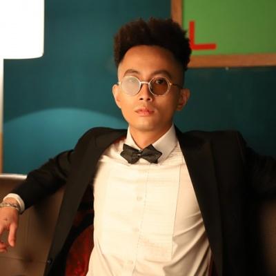  Tái ngộ trên sân khấu liveshow Tìm lại bầu trời tối 11/10, Tuấn Hưng luôn dành cho Mỹ Tâm những cử chỉ âu yếm.