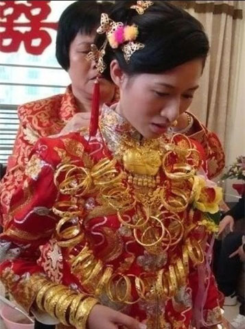 Cô dâu họ Lưu người Tuyền Châu, tỉnh Phúc Kiến, Trung Quốc được mẹ đeo lên người rất nhiều Shbet111 kèo cá cược world cup bằng vàng, bao gồm 10 đôi vòng long phượng, 8 sợi dây chuyền đeo tay, 5 chuỗi vòng đeo cổ, 10 sợi dây chuyền vàng, 20 chiếc nhẫn…