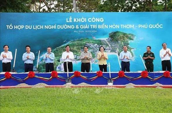 Hoa hậu Dương Thùy Linh nữ tính và sang trọng.