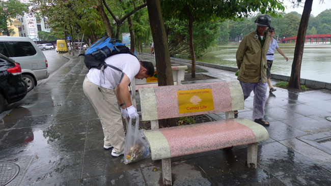 Nhiều người qua lại ngạc nhiên nhìn ông