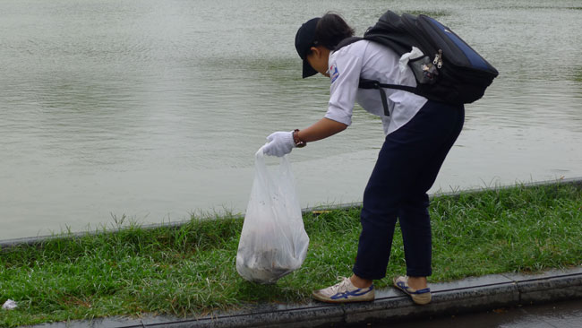 Cô bé này là học sinh trường THPT Trung Giã (Sóc Sơn). Em đi xe buýt từ 6h30 trong thời tiết mưa lạnh để sang đây nhặt rác.