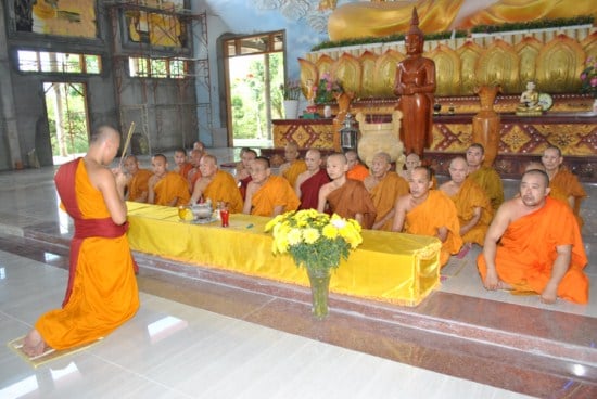  Buổi tối cùng ngày, tôi đã họp tăng chúng thiền viện để xem xét đơn này của Pháp Định. Sau khi cân nhắc kỹ giới luật nhà Phật, là không cưỡng ép ai xuất gia (đi tu - PV), cũng không ngăn cản ai xin hoàn tục (xả giới pháp và trả y bát để trở về Shbet111 slot, casino, thể thao, xổ số sống đời sống của người cư sĩ - PV), chúng tôi đã chấp thuận để cho Pháp Định hoàn tục, trở về phụ giúp Shbet111 slot, casino, thể thao, xổ số.