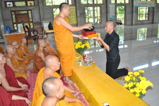 Vì vậy, 9 giờ sáng hôm qua (ngày 16/11), tại chánh điện của thiền viện, chư tăng chúng tôi đã cử hành lễ tác pháp Yết-ma xả 227 giới tỳ-kheo theo Phật giáo Nam tông cho Pháp Định và Pháp Định đã trả tam y tỳ kheo và bình bát cho chúng tôi rồi.