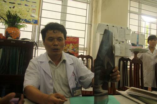 Bác sĩ Nguyễn Văn Thanh, khoa Ngoại, Bệnh viện Đa khoa Vân Đình nói về tình trạng thương tích của thầy Đinh Văn Phú.
