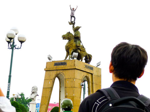 Người thấp cổ bé họng say xỉn thì bị phạt, còn Hồng Quế cởi cho quan khách nhìn thì không?