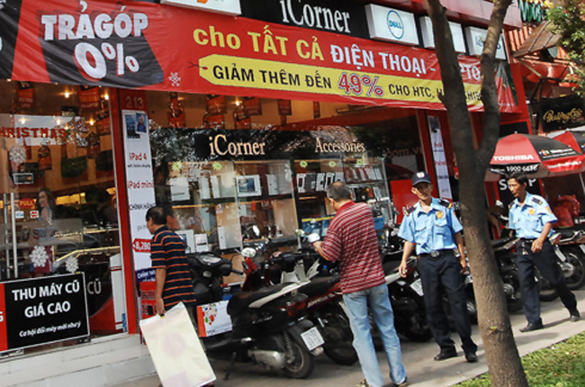 Bên cạnh thời trang, ăn uống và điện máy cũng khuyến mãi rất lớn. Nhưng theo các chủ hàng, phải qua Tết Dương lịch, thị trường này mới có sự tăng trưởng tốt, tuy nhiên, với sức mua năm nay, nhiều nơi không kỳ vọng sẽ có sự đột biến.