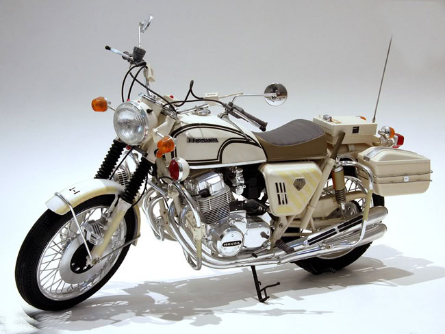 Honda CB 750, 4 xi lanh, cung cấp hai tính năng chưa từng có, một phanh đĩa phía trước và một động cơ -4 thẳng ngang với một trục cam trên không. CB 750 được gọi là một kiệt tác siêu bền.