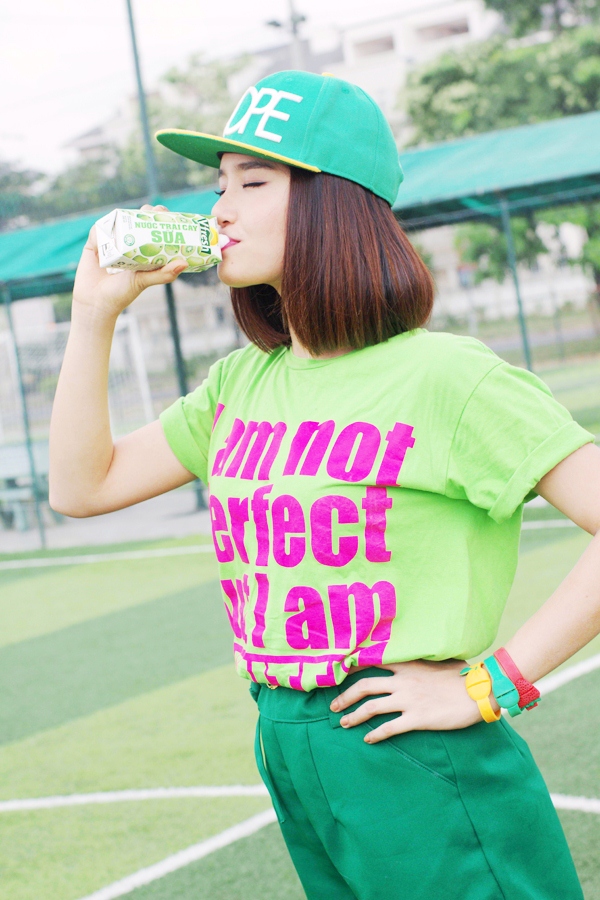  Ngắm Miu Lê đang say sưa uống Vfresh Smoothie và đeo những chiếc vòng tay USB dâu-cam-táo thật là đáng yêu.