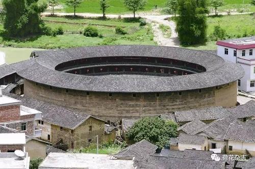 Nhưng ngay sau đó, người dân tập trung rất nhanh với ánh mắt tò mò, hiếu kỳ vì lần đầu tiên được xem quay phim là thế nào.