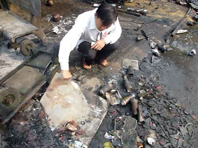 Cũng cùng thời điểm đó, trên đường Lê Văn Lương (huyện Nhà Bè, TP HCM) xảy ra một vụ nổ hàng trăm bình gas mini khiến một tiệm tạp hóa bị thiêu rụi hoàn toàn.