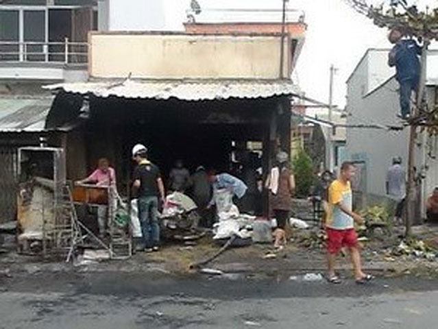 Khi nam thanh niên đang thu gom số bình gas dưới đất thì tiếng nổ vang lên khiến anh này nhanh chân bỏ chạy. Lửa bùng lên dữ dội kèm theo hàng loạt tiếng nổ lớn của những bình gas còn lại. Tiệm tạp hóa của bà Bình bị bén lửa. Lực lượng phòng cháy chữa cháy huyện đã tới xử lý, 30 phút sau đám cháy được dập tắt. Vụ nổ không gây thương tích về người, song đã thiêu rụi toàn bộ đồ đạc trong tiệm tạp hóa. Xe máy của người giao gas cũng bị cháy rụi.