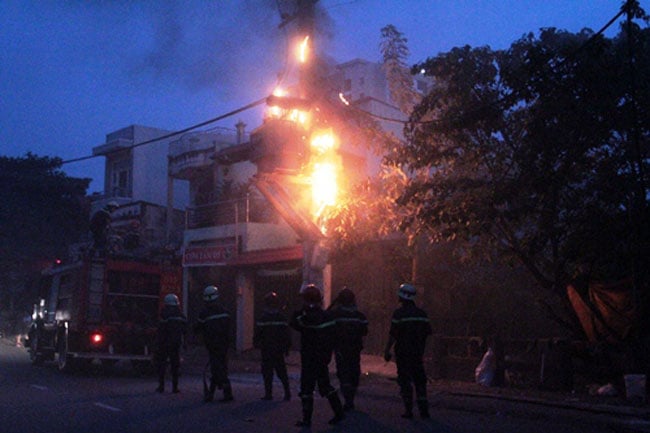 Trước đó, vào tối 8/12/2012, một vụ cháy nổ lớn đã xảy ra tai trụ điện trước nhà số 2, đường D5, quận Bình Thạnh, TP.HCM khiến hàng trăm người hoảng sợ. Được biết, tại khu vực này, hai bình điện đặt tại đây đã nhiều lần bị chập và cháy nổ. Tuy nhiên, đây là lần xảy ra cháy nổ lớn nhất.