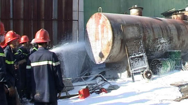 Khoảng 14h30 ngày 10/12, một vụ hỏa hoạn đã xảy ra tại trạm kinh doanh xăng dầu số 2 Quang Trung thuộc ấp Nam Sơn, Quang Trung, Thống Nhất, Đồng Nai làm ít nhất 3 người bị bỏng. Thông tin ban đầu được biết, vào thời điểm trên, một chiếc xe bồn đang tiếp xăng ở khu vực kho chứa thì bỗng nhiên phát ra tiếng nổ rồi bốc lửa ngùn ngụt.