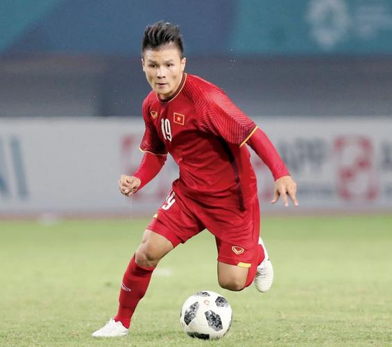 Tăng Thanh Hà mở cửa kính ô tô cho phóng viên tác nghiệp.