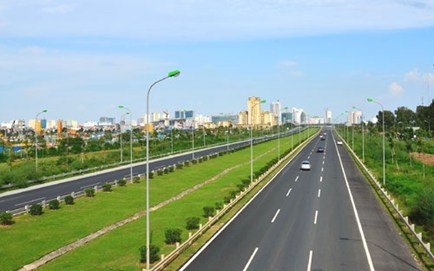 Đây là loại phí được thu cho quỹ bảo trì đường bộ dùng để bảo trì, bảo dưỡng đường bộ. Thứ trưởng Bộ GTVT Nguyễn Hồng Trường có nói rằng “đường xấu phải thu phí nhiều để đường đẹp hơn”. Nhưng... đường đẹp hơn thì tai nạn cũng tăng hơn.