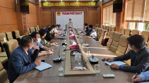 Khanh Chi Lâm thử váy cưới vì muốn lên xe hoa? (Ảnh Kenh14.vn)