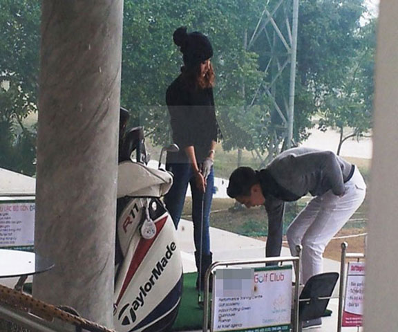 Hình ảnh Thanh Vân đi chơi golf với một chàng Tây lạ mặt giữa tiết trời mùa đông lạnh buốt. Anh chàng không chỉ tận tình hướng dẫn Vân Hugo chơi golf mà còn dành cho cô nhiều cử chỉ tình cảm.