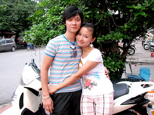 “Anh Linh vẫn làm lành bằng vòng tay ôm dịu dàng từ phía sau, tôi thích điều đó, và gần như quên hết mọi chuyện, chẳng còn giận được anh điều gì…”.