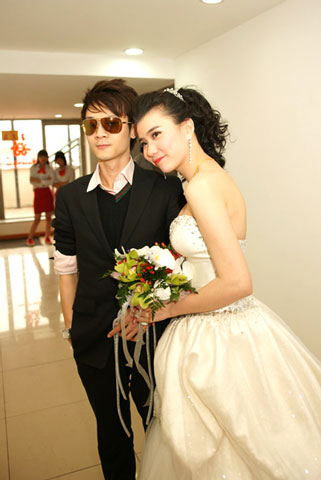 Tương tự, Tường Linh cũng một mình tới Quatrian shbet hiện đang mở của bạn và tránh mọi ánh nhìn, ống kính phóng viên.