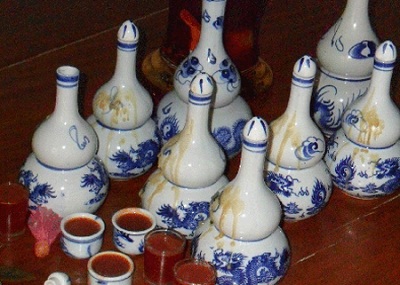 Ông G. (61 tuổi, ngụ thị xã Dĩ An, tỉnh Bình Dương) mua 8 bình “thần dược” nước lấy từ huyệt mộ gái trinh để chữa bệnh.