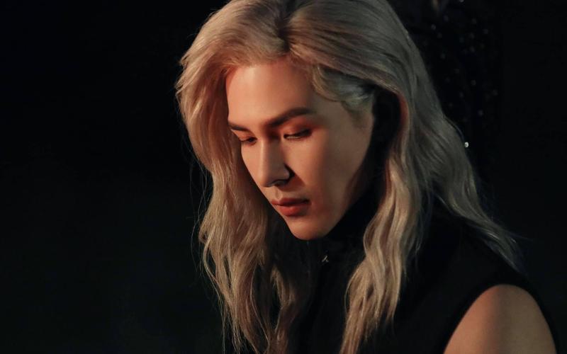  Mới đây, người mẫu Đức Tiến đã cùng người mẫu Phạm Thành thể hiện vẻ đẹp của chiếc áo dài truyền thống trong lần vãn cảnh đình xưa. 