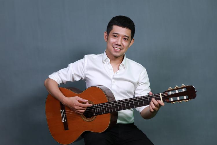 Sau khi hành hung những người trong nhà, nhóm côn đồ còn lục lọi tủ đựng đồ, quần áo ở tầng 2 và 3.