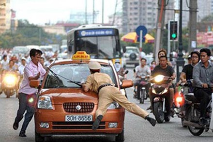 Đã xảy ra nhiều trường hợp CSGT bị hất lên nắp capo