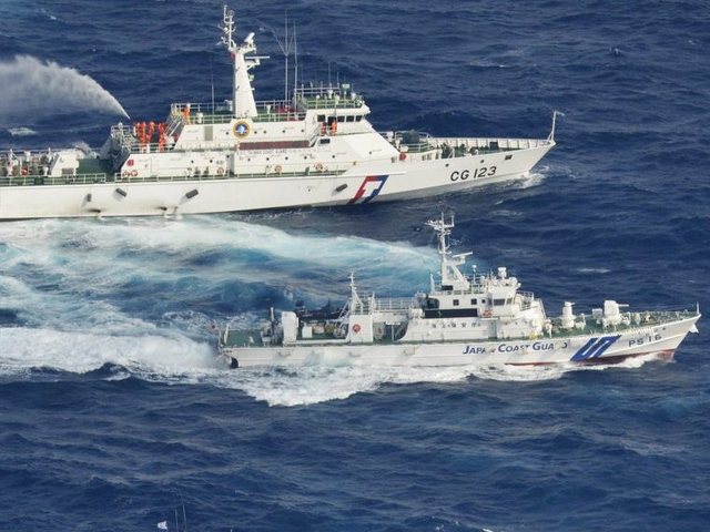 Hành động ấy diễn ra cùng thời điểm với chuyến công du của Thủ tướng Nhật Shinzo Abe tới phía Nam của Okinawa, gần khu vực tranh chấp với Trung Quốc tại biển Hoa Đông. Trong chuyến công du này, ông Abe tuyên bố sẽ bảo vệ nước Nhật trước mọi hành động “khiêu khích” từ Trung Quốc.