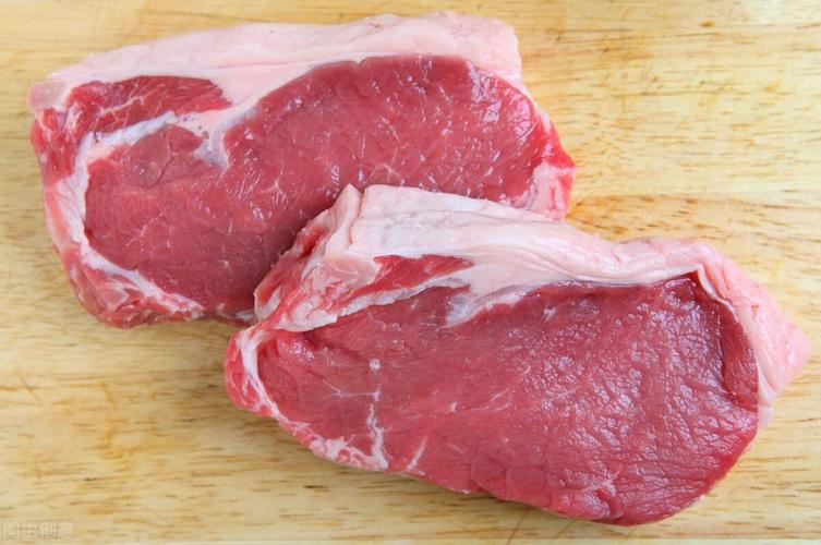 Ông Hai diễn lại thế võ bằng côn nhị khúc đánh tên cướp thứ ba. Ảnh: VNE