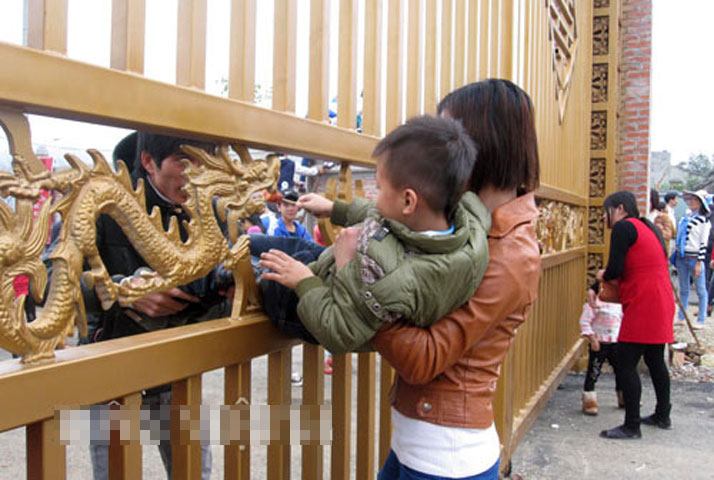 Người này nhìn người kia, du khách đua nhau cho con