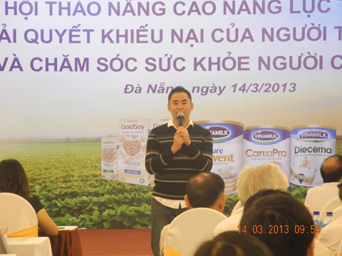 Ông Nguyễn Duy Luân – Quản Lý Nhãn hàng sữa đậu nành GoldSoy chia sẻ đến người cao tuổi Đà Nẵng các thông tin về Vinamilk và sản phẩm sữa đậu nành giàu đạm không biến đổi gen GoldSoy