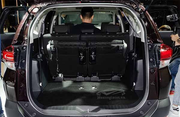 Trong MV này, ngoài những cảnh thân mật còn có cảnh Lâm Chí Khanh vào động phòng hoa chúc.