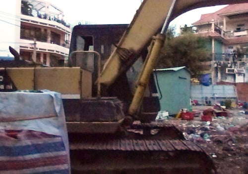 Chiếc máy xúc được sử dụng để đập căn nhà số 201 đậu cách đó vài mét