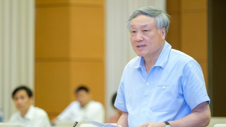 Trong khi đó, tại các trường học phổ thông, ngay từ trung học, học sinh Triều Tiên đã có thể học cách sử dụng thành thạo những cỗ máy kéo, cày, gặt hái một cách an toàn và tiết kiệm.