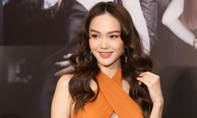 Vợ chồng chị Viên Thị Lệ Thủy dọn dẹp lại cửa hàng sau khi bị cướp (Ảnh VOV).