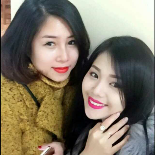 Chị Hương tại quầy quán kem của nhà mình (Ảnh NLĐ).