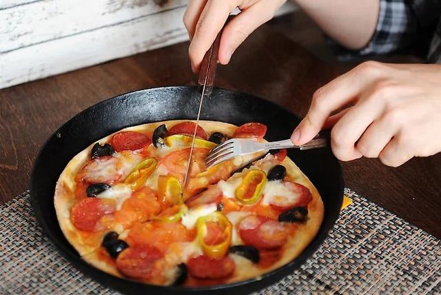 Trung bình mỗi ngày có 4 đến 5 chuyến tàu đi qua. Đồ đạc được người bán hàng để giữa đường tàu. Một phụ nữ tên Hương cho hay: 