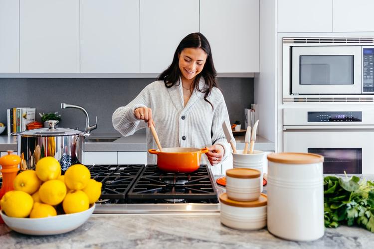 Cho tới này cô đã góp mặt trong hơn 20 bộ phim của Hồng Kông, Trung Quốc, Đài Loan và cả quốc gia Đông Nam Á Malaysia. Vai diễn đầu tiên của cô là trong một bộ phim kinh dị có tên Whomb Gosh năm 2009.