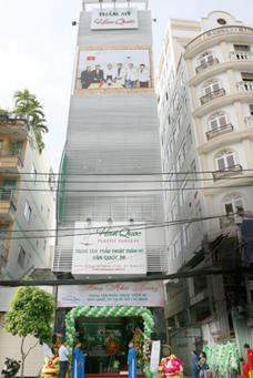 Thẩm mỹ Hàn Quốc JW được xây dựng hiện đại từ cơ sở vật chất đến trang thiết bị, 100% vật liệu thẩm mỹ đều nhập từ Hàn Quốc. Trung tâm được xây dựng trên toàn nhà 7 tầng nằm ngay tại trung tâm Quận 1 với nhiều tiện ích, phòng mổ sạch sẽ hiện đại.