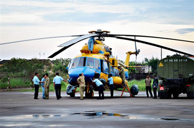 Trung đoàn Trực thăng 917 (Đoàn Đồng Tháp anh hùng) thuộc Sư đoàn Không quân 370, đóng quân ở Tân Sơn Nhất (TP Hồ Chí Minh). Để huấn luyện ở miền Tây Nam Bộ, đơn vị đã cơ động 2/3 lực lượng xuống Cần Thơ và vừa hoàn thành đợt huấn luyện đầu năm, đảm bảo tuyệt đối an toàn về con người và trang bị kỹ thuật. (Ảnh các phi công, thợ máy và nhân viên phục vụ mặt đất làm công tác chuẩn bị bay.)