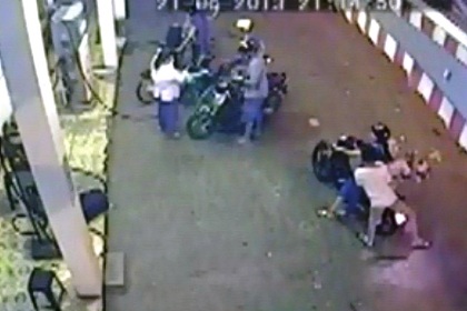 Tuy nhiên khi biết sự việc, người mẹ lại xui con vào lấy về.
