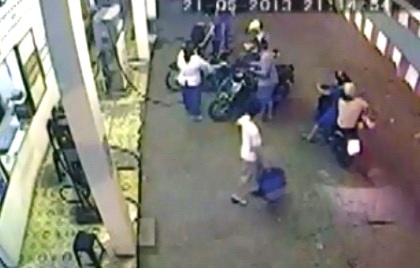 Sau giây phút lưỡng lự, cháu bé quay vào lấy lại chiếc cặp khi người mẹ nổ máy chờ sẵn.