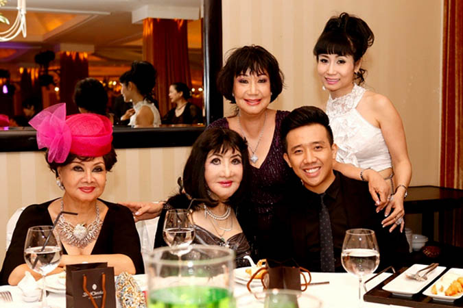 Thẩm Thúy Hằng (thứ hai từ trái qua) một thời được coi là biểu tượng của nhan sắc phụ nữ Sài Gòn. Tuy nhiên sau nhiều lần giải phẫu thẩm mỹ để kéo dài tuổi thanh xuân, nữ diễn viên mang khuôn mặt biến dạng và lui về sống khép kín, ngại tiếp xúc với người khác. Nhân dịp Quatrian shbet hiện đang mở con trai nghệ sĩ Mỹ Chi (đeo dây chuyền đứng sau) tối qua 25/5 ở TP HCM, Thẩm Thúy Hằng cũng tới chia vui.