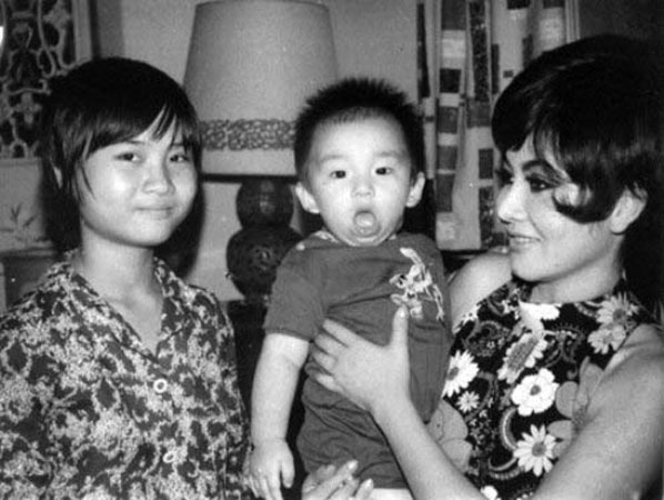 Thẩm Thúy Hằng và các con.